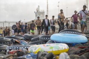 ВИДЕО: Шпанија ги врати во Мароко мигрантите кои ја опседнаа конклавата Сеута