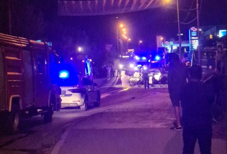 Тешка сообраќајка во Младеновац – автомобил удри во автобус, еден загинат и седум повредени