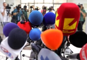 ПР-службата на Владата не е таа што одлучува кои новинарски прашања заслужуваат одговор, реагира Синдикатот на новинарите