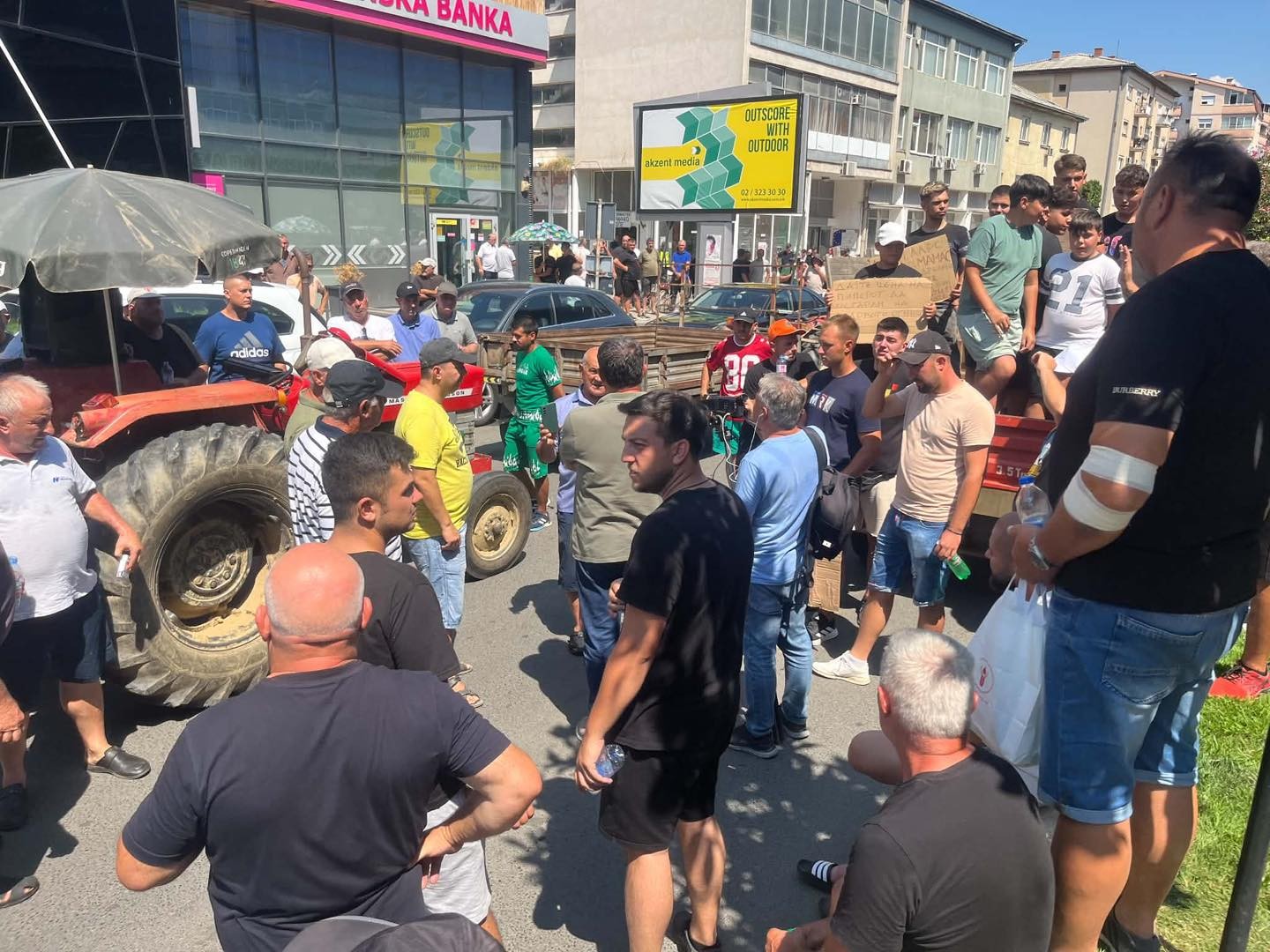 Земјоделците повторно на протест во Струмица, бараат повисока цена за „ајварката“