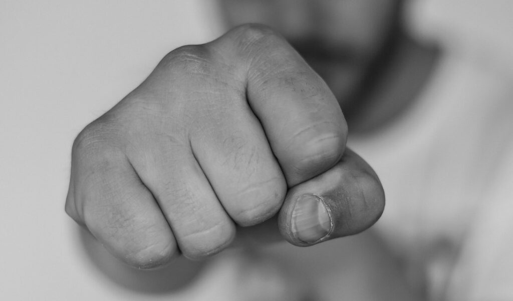 30-годишна жена со дрвен предмет го истепала сопствениот татко во Гостивар