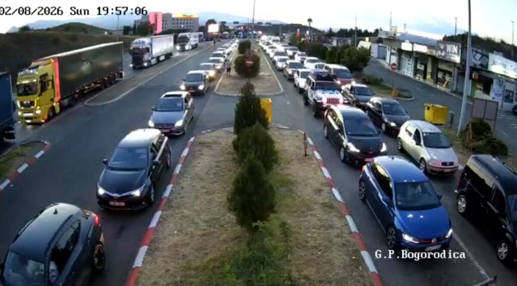 Долги колони на ГП „Богородица“: Возачите чекаат за излез од Македонија