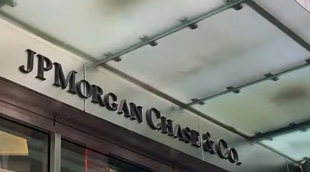 JPMorgan ги прекина банкарските услуги за Polymarket поради регулаторни ризици