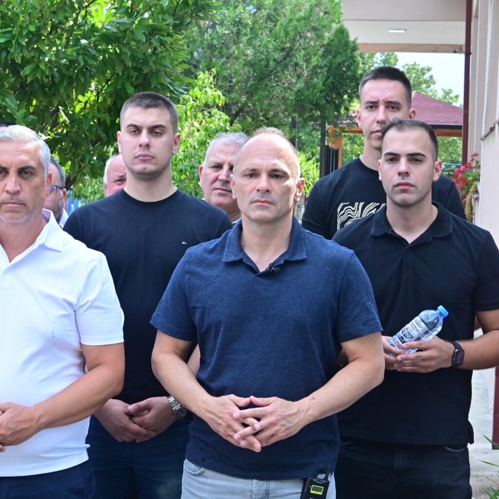 Филипче во одбрана на нападнатите во Ново Село, порача дека „власта нема да ги замолчи“