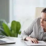 Доаѓаат на работа, ама не работат: Тивкиот проблем што им јаде пари на македонските компании