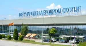 „ТАВ Македонија“ го укина ограничувањето за бесплатен влез во „Hug & Fly“ на скопскиот аеродром