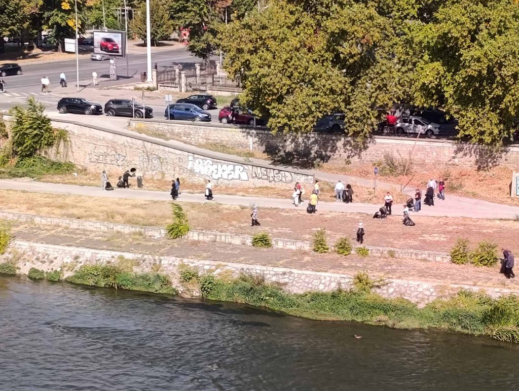 (Фото) Еколошка акција во Скопје: Се чисти кејот на реката Вардар