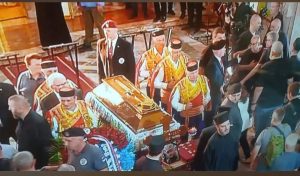 Црногорскиот форум бара истрага: Кој ја донесе црногорската носија на погребот на Младиќ?