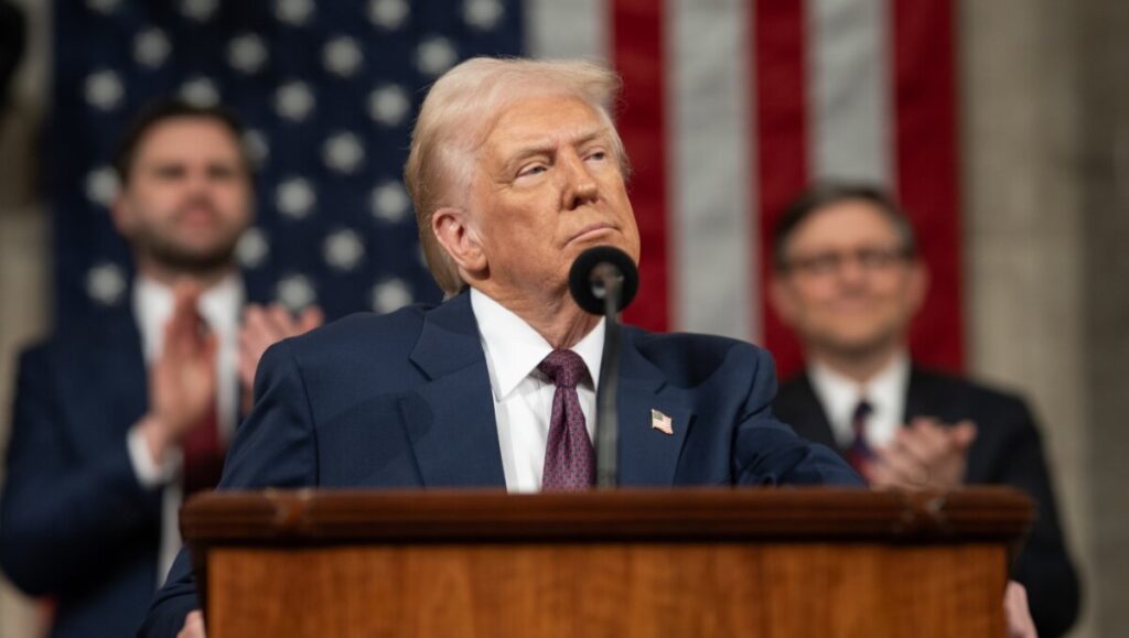 Трамп им подарил по 45.000 долари на тројца соработници во Белата куќа