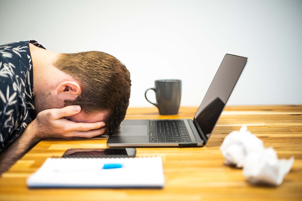 КОГА ОДМОРОТ ВЕЌЕ НЕ Е ДОВОЛЕН: Burnout синдромот погодува се повеќе вработени во светот