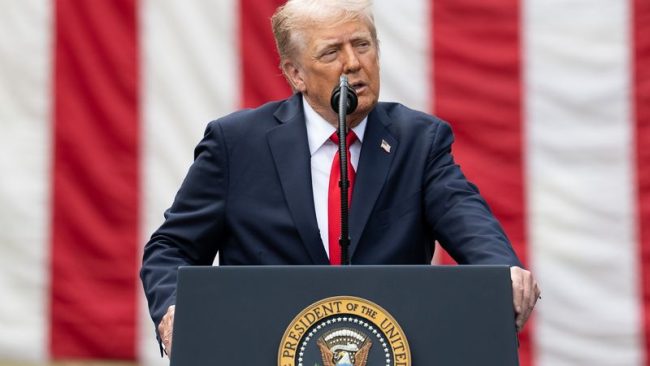 БЕЛАТА КУЌА ОТВОРИ „ТРАМП ТВ“ ПО СПОРОТ СО МЕДИУМИТЕ