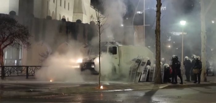 Судири помеѓу демонстрантите и полицијата во Тирана
