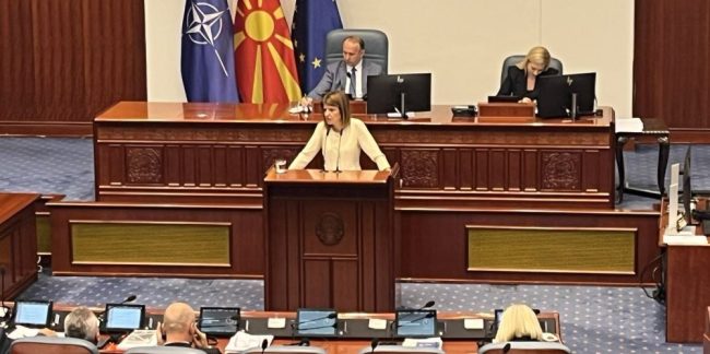 ОД КАДЕ ЗНАЕТЕ ВИЕ ДАЛИ ЈАС КОМУНИЦИРАМ СО ДИРЕКТОРКАТА НА ШКОЛОТО „КИРО ГЛИГОРОВ“?, ЈА ПРАША ПРАТЕНИЧКАТА ЛУКАРЕВСКА ОД СДСМ МИНИСТЕРКАТА ЈАНЕВСКА НА СЕДНИЦАТА ЗА ПРАТЕНИЧКИ ПРАШАЊА ОД ОПОЗИЦИЈАТА