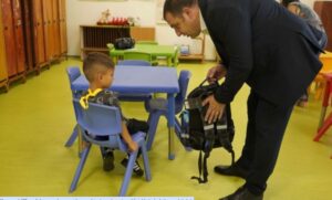 Единствениот првоодделенец во Вељуса денеска седна во училишна клупа