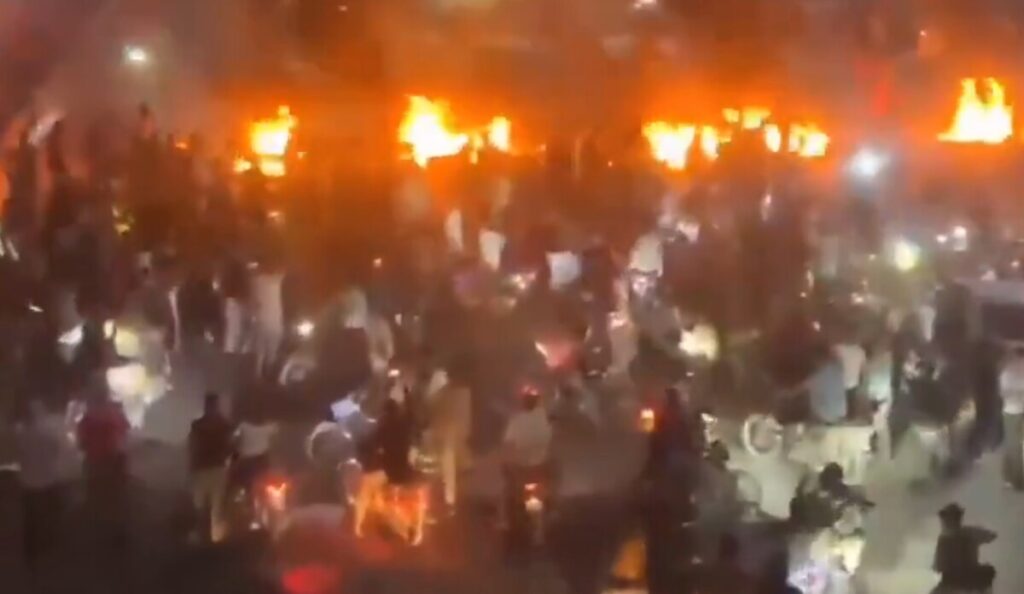Најголеми протести во Сирија од падот на Асад, луѓе палеа гуми и го блокираа автопатот