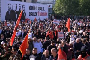 ВИДЕО: Илјадници граѓани во Приштина со свирежи и солзи ја пречекаа пресудата за Тачи и поранешните команданти на ОВК