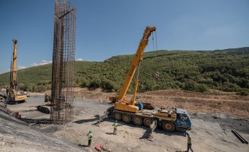 Со специјална техника со бетонски столбови се стабилизираат косините кај Ботун на автопатот Охрид-Кичево