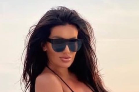 Бујни гради во преден план: Пејачката знае како да ја задоволи јавноста