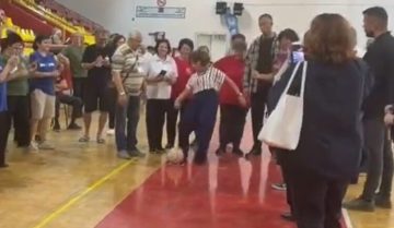 (ВИДЕО) ПРЕТСЕДАТЕЛКАТА ДАДЕ ГОЛ: Сиљановска Давкова ги отвори пензионерските спортски игри