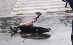 Тешко повредена жена во Скопје, со тротинет ja удрила друга жена и избегала