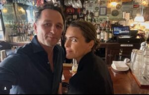 (ФОТО) КЕРИ РАСЕЛ И МЕТЈУ РИС ГО УКРАЛЕ СЕТО ВНИМАНИЕ НА ДОДЕЛУВАЊЕТО НА ЕМИ НАГРАДИТЕ: Необичен почеток на љубовна приказна и брак што сите го посакуваат