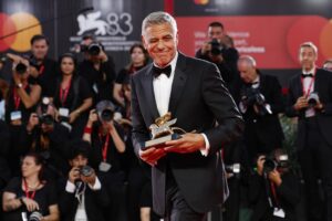 “Љубовта изгледа слично на секој јазик, што го отежнува верувањето дека сме толку различни како што ни се кажува” – Клуни доби Златен лав за животно дело во Венеција, одржа моќен говор
