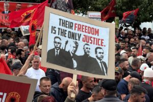 Неколкумина уапсени на протестите во Хаг по пресудите против водачите на ОВК