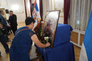 Комеморација за Младиќ во Белград: Граѓани му оддаваат почит на генералот