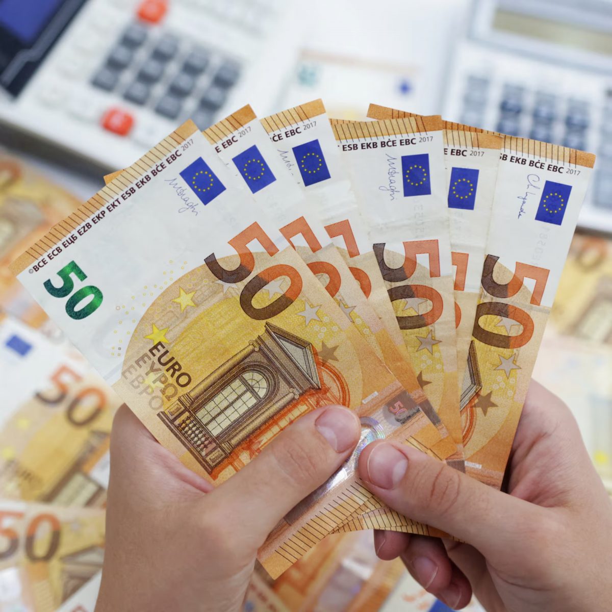 Даноци на секој чекор: Во кои европски земји граѓаните имаат најмногу давачки?
