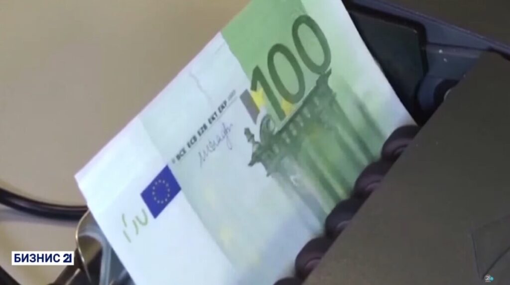 Приведен висок функционер со обележани 17 500 евра