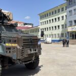 Вооружен напаѓач пукал кон ученици пред училиште во Тургутлу, најмалку четири лица повредени