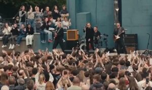 (ВИДЕО+ФОТО) По 50 години U2 се вратија на местото каде што сè започна: Ги изненадија учениците во Даблин со концерт