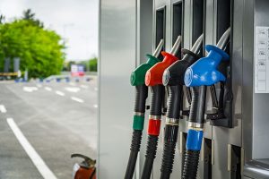 Со намалени давачки се ублажува порастот на цените на горивата – бензините поскапуваат, дизелот поевтинува