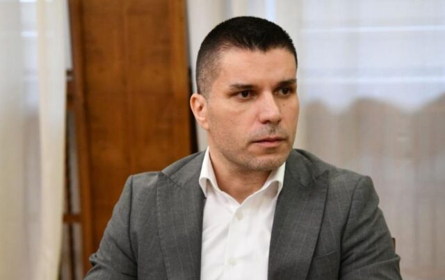 Николовски го тужи Манасиевски за клевета: „Кога немаш аргументи за една лага, замајуваш со три нови“