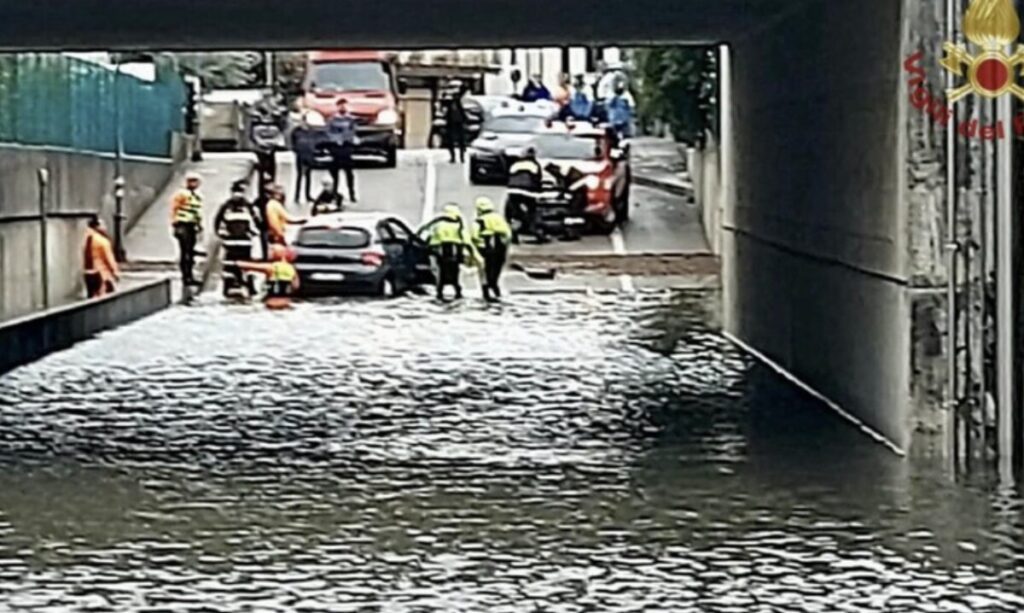Силно невреме во Италија, жена загина во поплавен подвозник