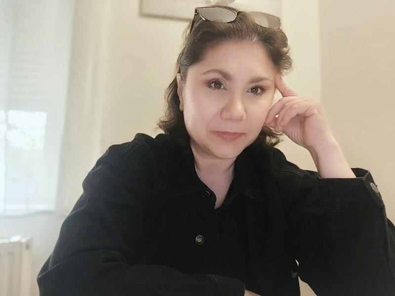 Бабата има деменција и ѝ вели на ќерка ми дека ја малтретираме, дека ѝ крадеме работи… Детето е многу збунето, како да му помогнеме?