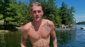 (ВИДЕО+ФОТО) СИНДИ КРОФОРД НЕ МОЖЕ ДА ЈА СКРИЕ ТАГАТА: За прв пат видена со сопругот по смртта на нејзиниот син, го покрила лицето со темни очила