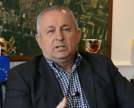 Пет илјади евра казна за Мерко за незаконско поставување спомен обележје на влезот на општинската зграда