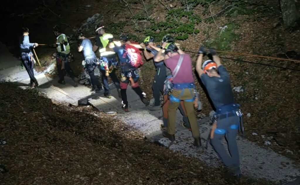 Татко почина откако падна во провалија во Словенија, тешко повредено и седумгодишно дете