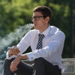 Три цигари дневно, седум часа помалку работа месечно: Кој всушност работи повеќе – пушачите или непушачите?