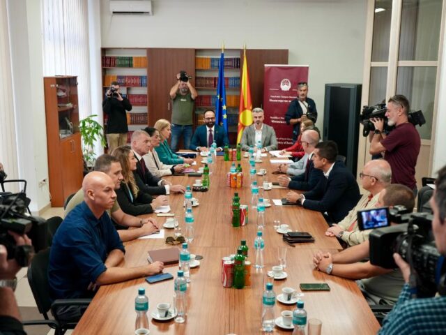 СДСМ да покаже демократски капацитет и да седне на преговарачката маса, порачаа Бендевска и Милошоски по средбата за Изборниот законик