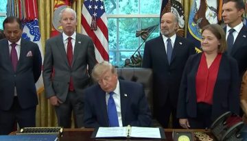 (ВИДЕО) НЕОБИЧНА СЦЕНА НА ВАЖНО ОБРАЌАЊЕ: Трамп задрема додека се најавуваше проект од 15 милијарди долари