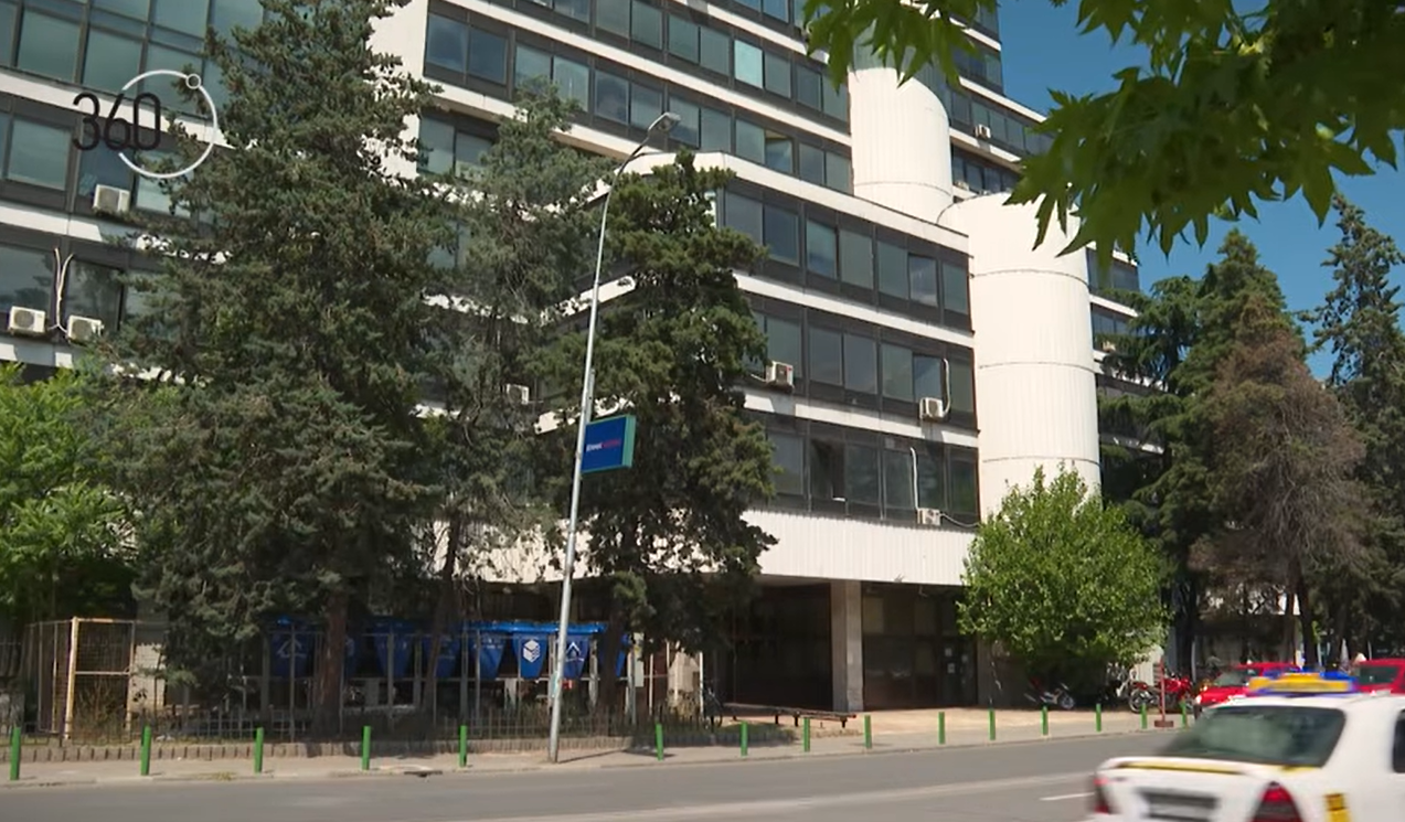 Пукната топловодна цевка поплави дел од зградата на поранешна „Нова Македонија“, исклучена е и струјата