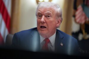 Трамп на три медиуми, меѓу кои Си-ен-ен и Политико, им забрани пристап до Белата куќа поради „континуирано ширење лажни вести“