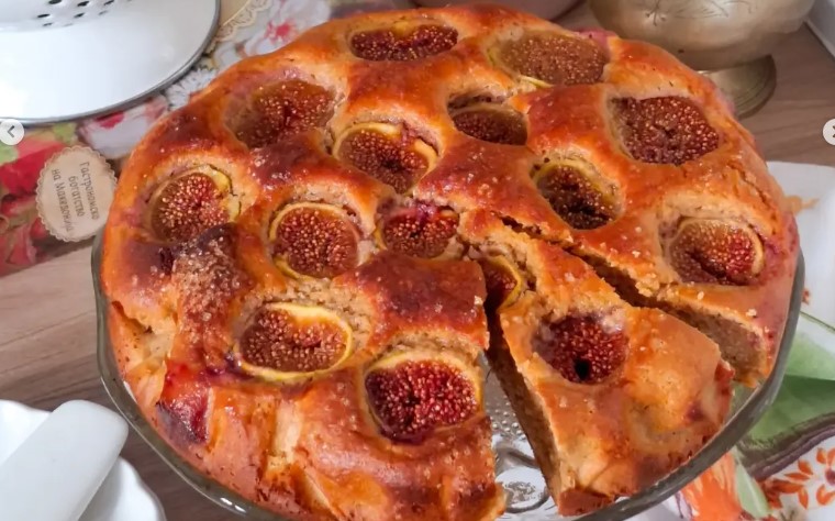Десерт со вкус што го најавува крајот на летото: Мек и сочен колач со свежи смокви