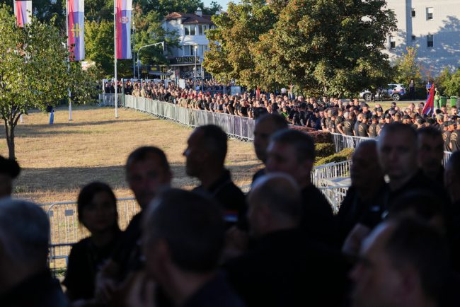 ИЛЈАДНИЦИ ЛУЃЕ ГО ИСПРАТИЈА РАТКО МЛАДИЌ, ВОЕНИОТ ЗЛОСТОРНИК ОСУДЕН ЗА ГЕНОЦИД, МЕЃУ НИВ И СРПСКИ МИНИСТРИ И СИНОТ НА ВУЧИЌ