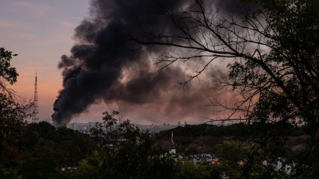 СЕДУМ ЖРТВИ ВО РУСКИОТ НАПАД НА КИЕВ, ЗАТВОРЕНА НАЈГОЛЕМАТА УКРАИНСКА ЧЕЛИЧАРНИЦА