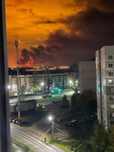 ВИДЕО: Напади врз воен аеродром и рафинерија во Русија