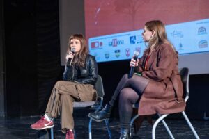Аплаузи од џифонци за Дина Дума и „Скејтбордингот…“, денеска Ханис Багашов ќе го промовира „Кучињата немаат соништа“