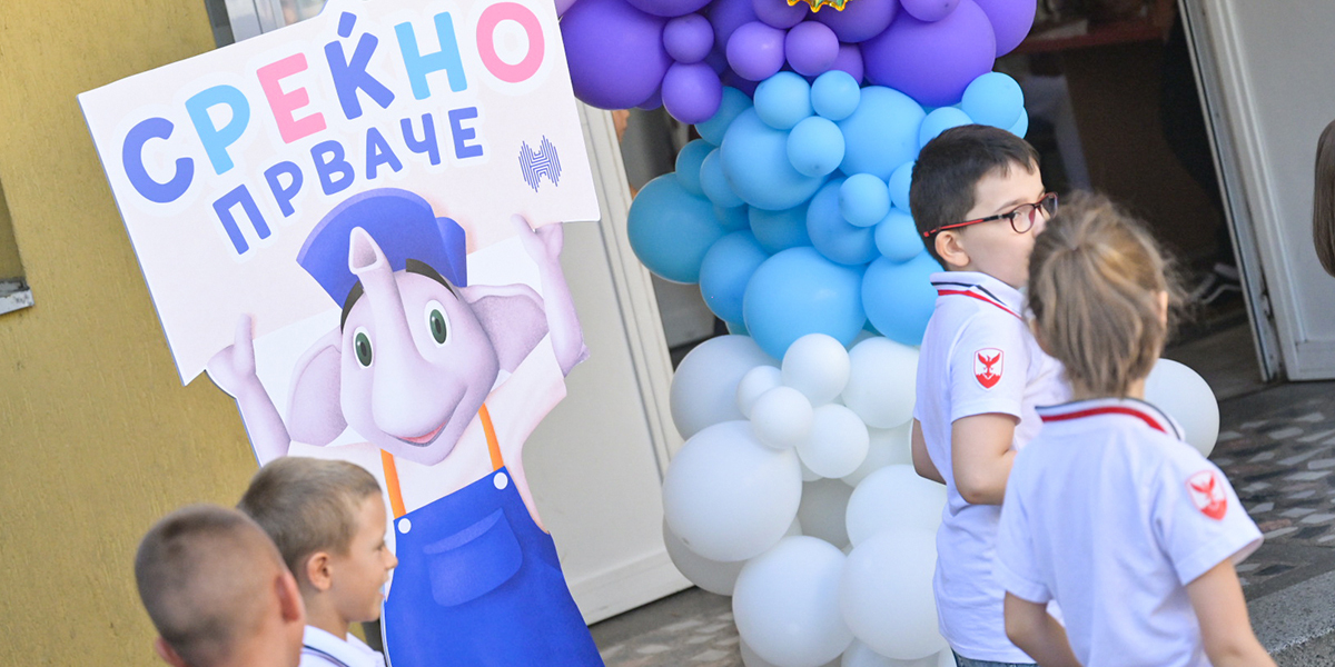 Седма година „Халкбанк“ ги радува првачињата – 2.500 среќни првачиња со подароци за новата учебна година